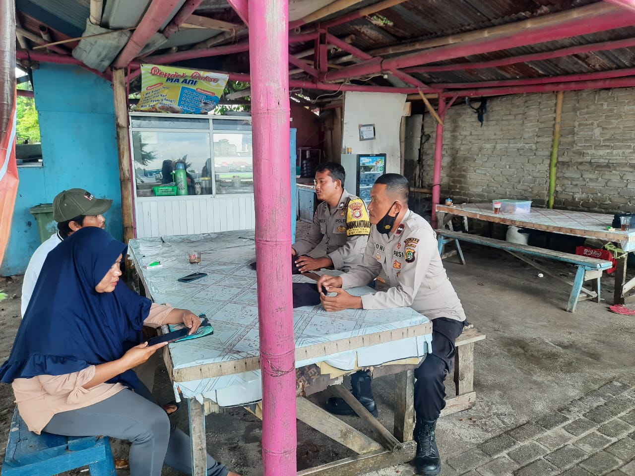 Sambangi Warganya, Pak Bhabin Polsek Kepulauan Seribu Selatan Sampaikan Himbauan Kamtibmas