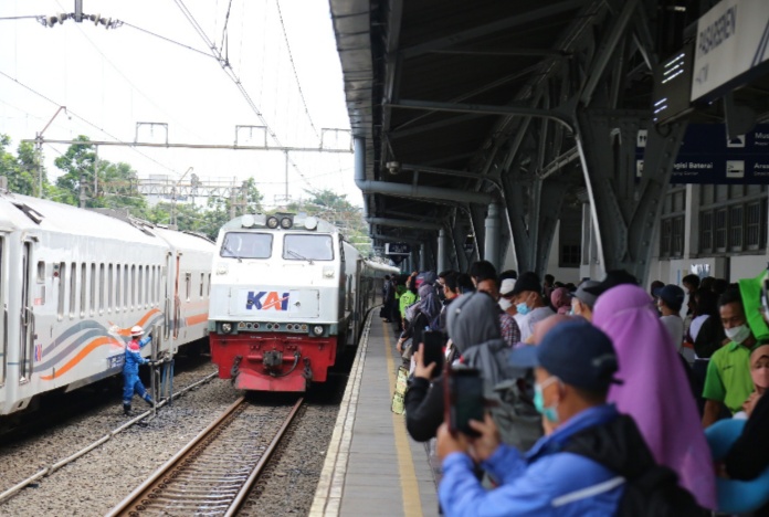 Libur Besar Nasional, Penumpang Stasiun Gambir dan Pasar Senen Kembali Meningkat
