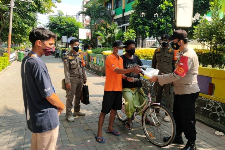 Himbau ProKes dan Bagikan 1.500 Masker Medis, Polres Kep Seribu Cegah Sebaran Covid-19