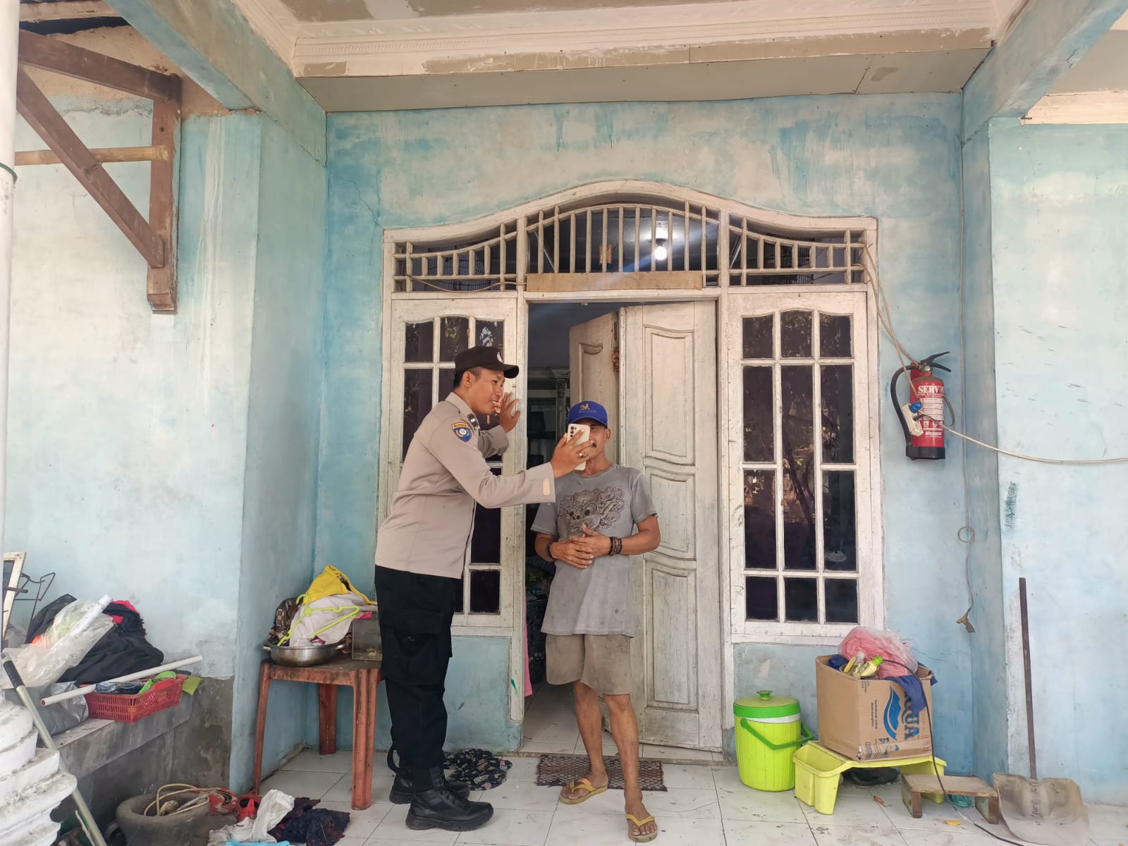 Bhabinkamtibmas Polres Kepulauan Seribu Sosialisasikan Layanan Contact Center 110 POLRI Secara Door to Door