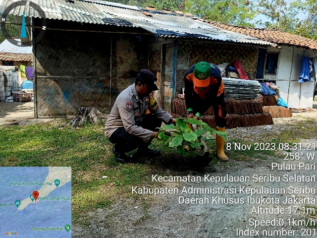 Polsek Kepulauan Seribu Selatan dan Warga Bersatu Tanam Ribuan Bibit Pohon untuk Redam Polusi Udara