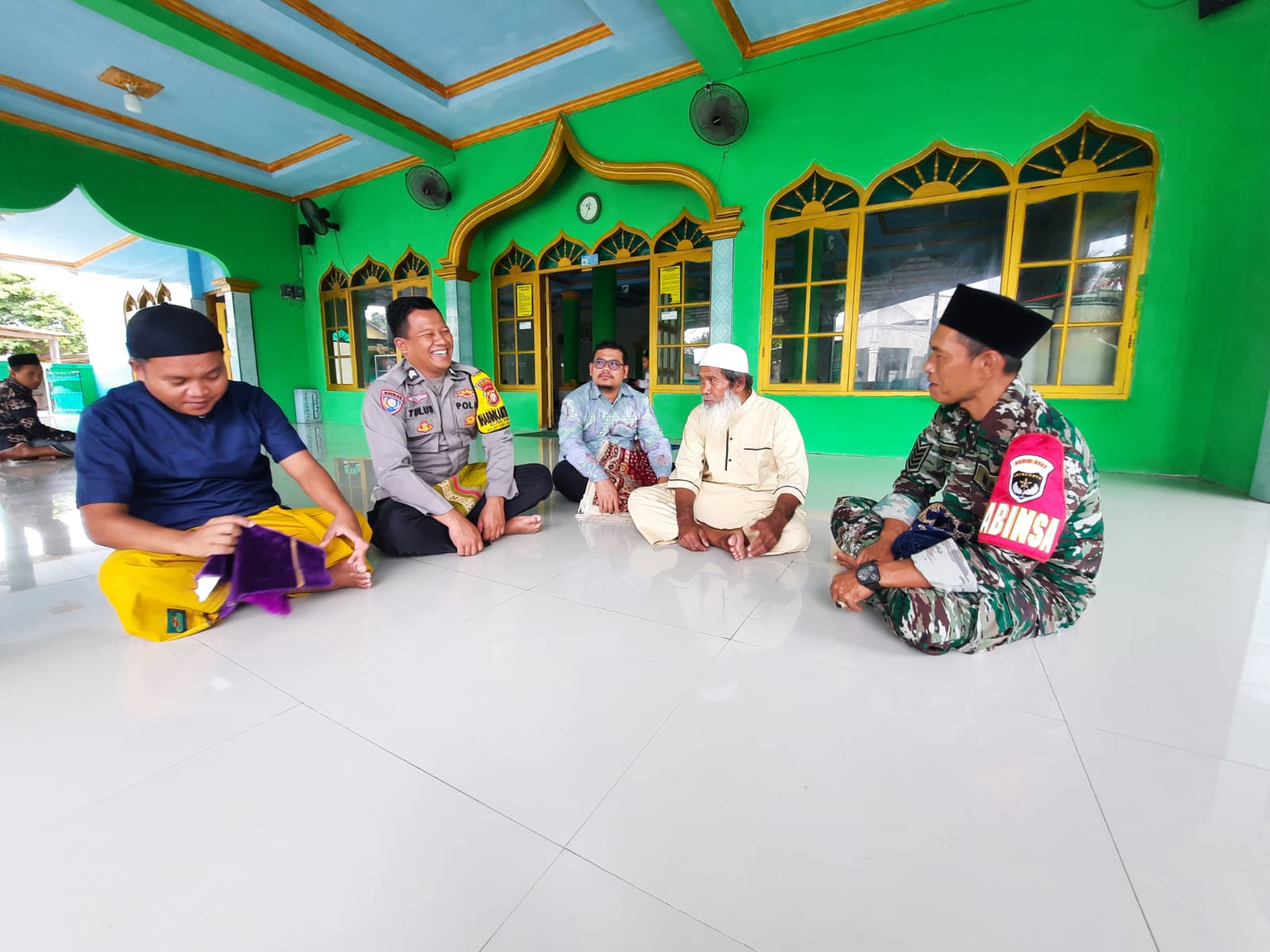 Sinergi Kuat, Bhabinkamtibmas dan Babinsa Sambangi Toga Pulau Lancang
