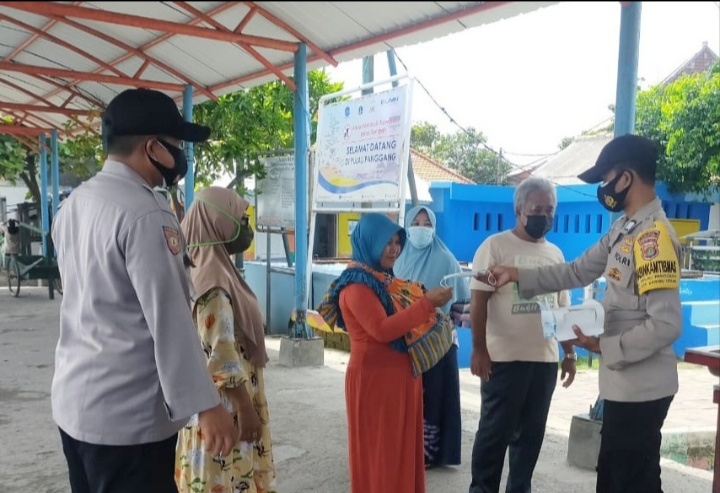 Warga di 8 Pulau Pemukiman Hari Ini Dapat 1.600 Masker Medis Gratis Dari Polres Kep Seribu