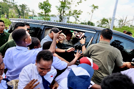 Momen Bahagia Prabowo Disambut Siswa SD-SMP di Mimika Papua