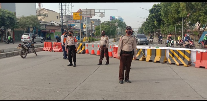 Batasi Mobilitas Warga Dalam Rangka PPKM Darurat, Dua Ruas Jalan Disekat Polsek Pademangan
