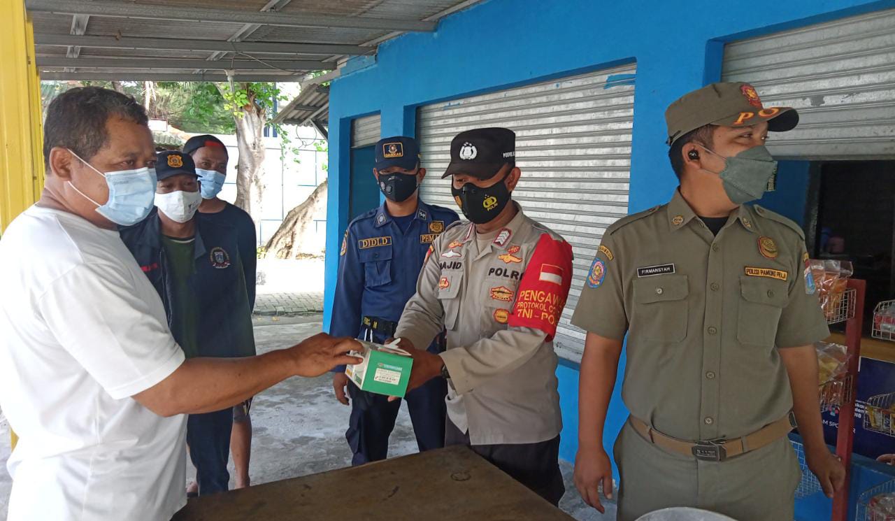 Terus Himbau dan Bagikan Masker, Polsek Kep Seribu Selatan Sambangi Warga Diruang Publik