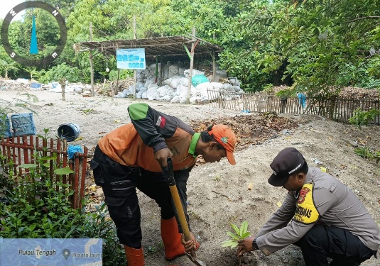 Polsek Kepulauan Seribu Selatan Gelar Aksi Penanaman Pohon 'Birukan Langit' di Pulau Untung Jawa