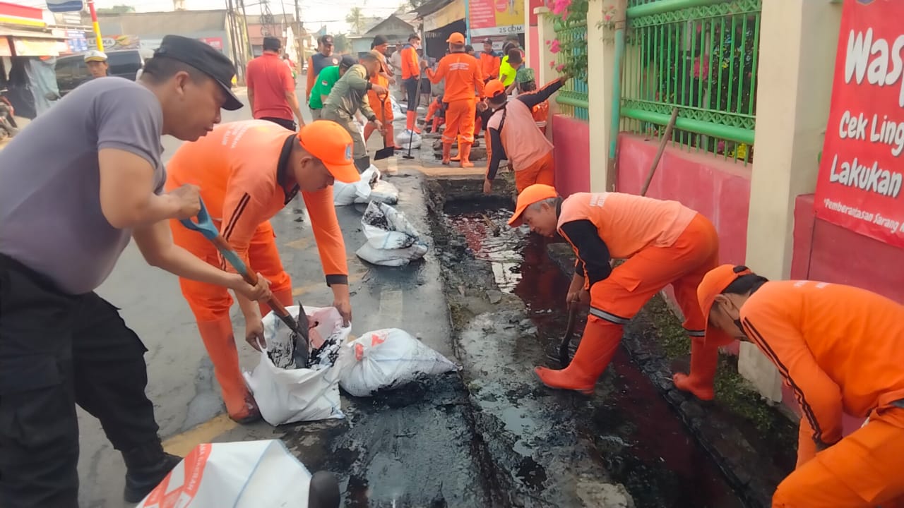 Antisipasi Banjir, Polsek Kalideres Dan Tiga Pilar Galang Kerja Bakti Di Jalan Kamal Raya