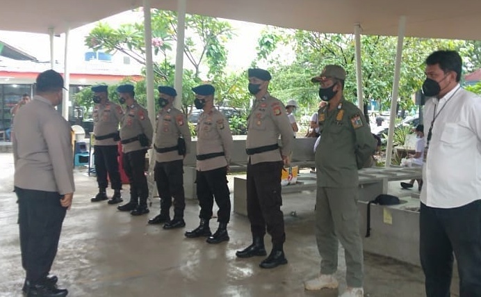 Di Dermaga Marina Ancol 118 Penumpang Kapal Ke Pulau Dapat Himbauan ProKes dan Diwajibkan Scan Barcode Peduli Peduli Oleh Personel Polres Kep Seribu