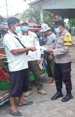 Polres Kep Seribu terus imbau ProKes dan bagikan 900 Masker ke Warga