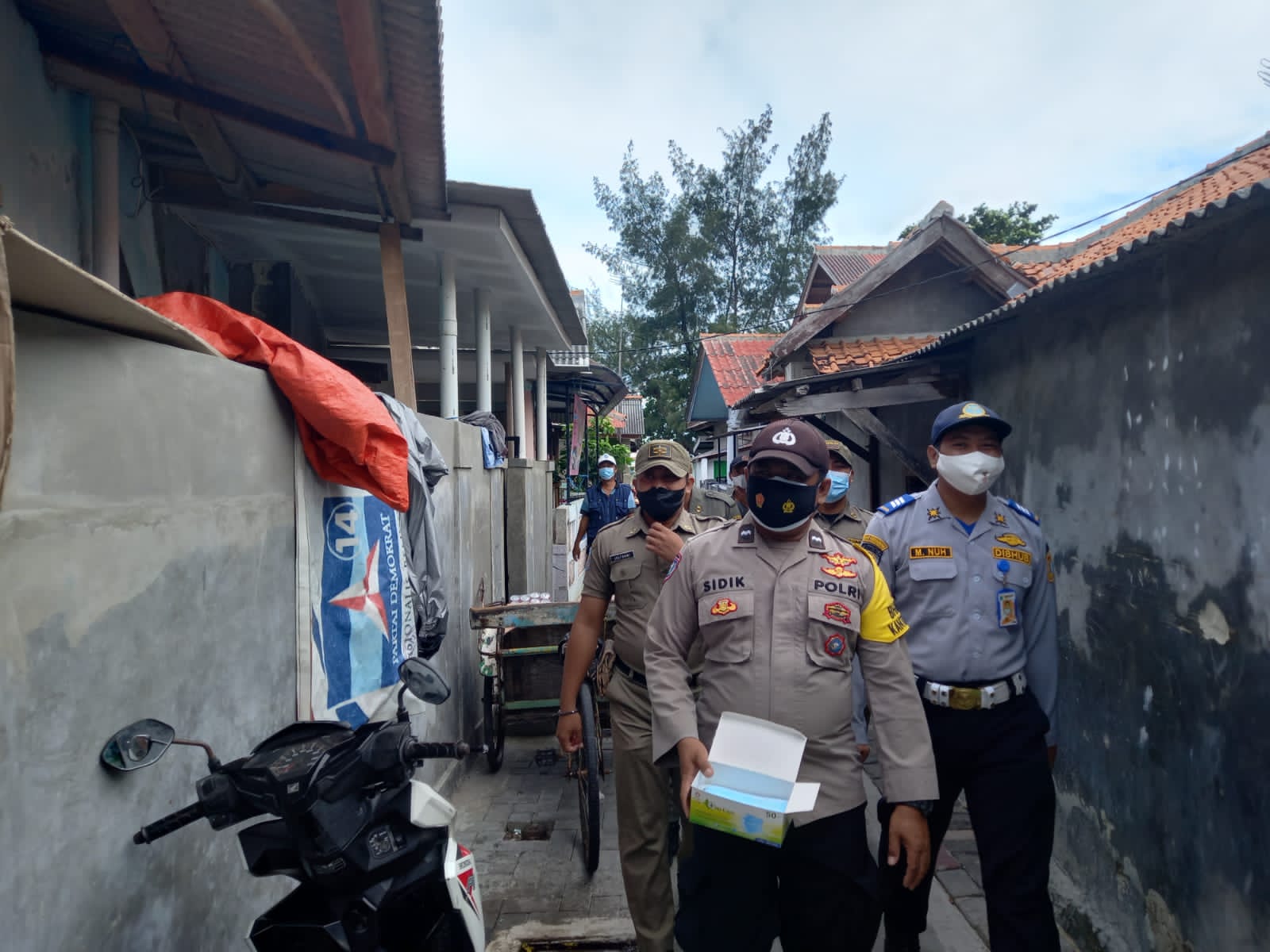 Bagikan 750 Masker, Polsek Kep Seribu Utara Ingin Warga Terhindar dari Paparan COVID-19
