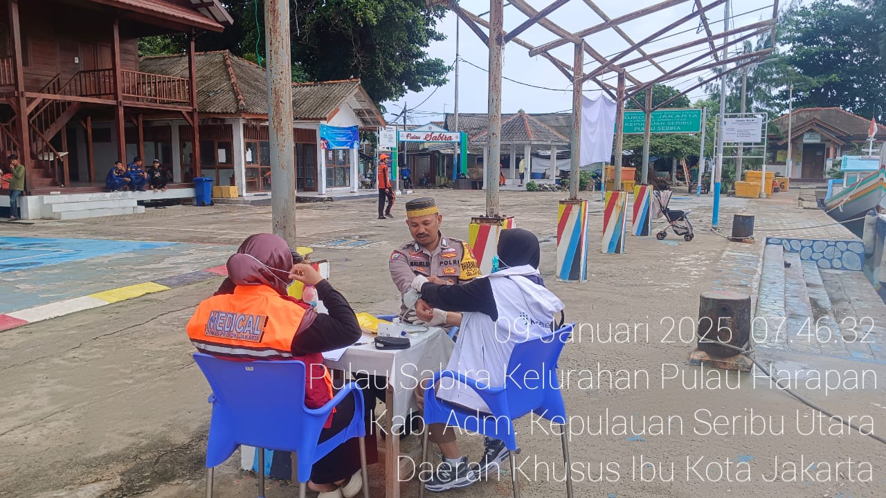 Bhabinkamtibmas Pulau Sabira Jalin Silaturahmi dengan Petugas Kesehatan untuk Tingkatkan Kamtibmas