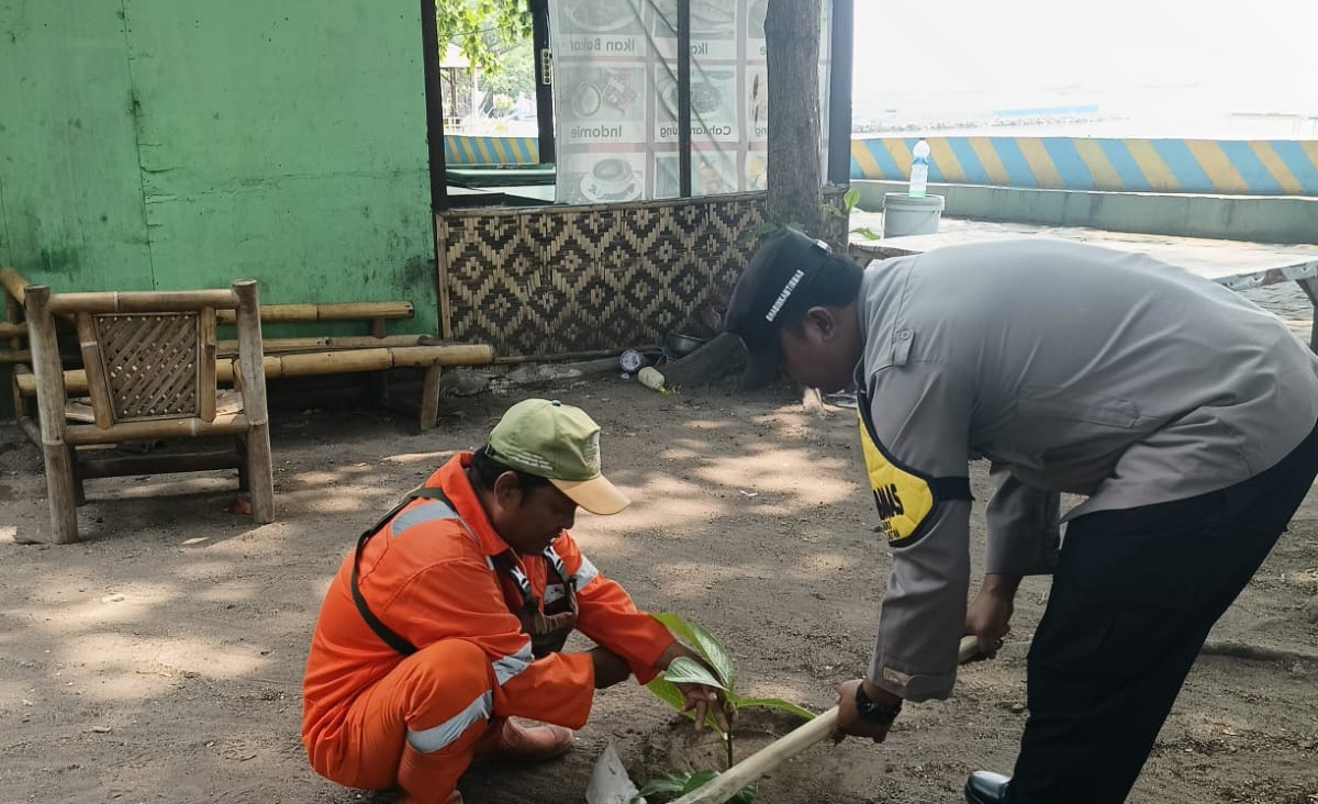 Polsek Kepulauan Seribu Selatan dan Warga Bersatu, Tanam Bibit Pohon demi Bersihkan Udara Pulau