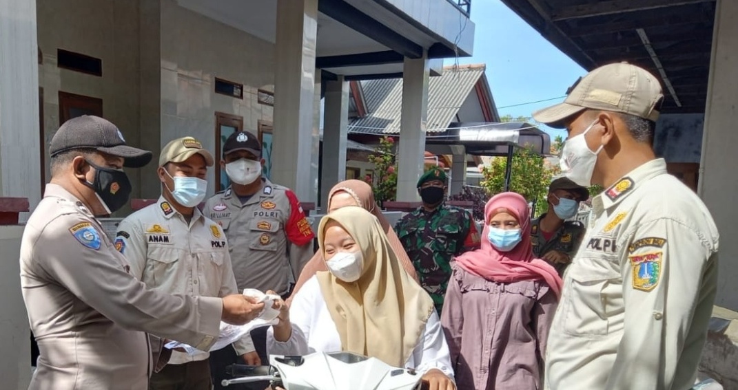 Terus Cegah Sebaran COVID-19, Polsek Kep Seribu Utara Sampaikan Himbauan ProKes dan Bagikan Masker