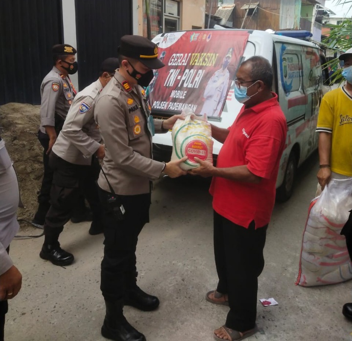 PPKM Level 4, Polsek Pademangan Bagikan Beras dan Masker ke Warga di 3 RW