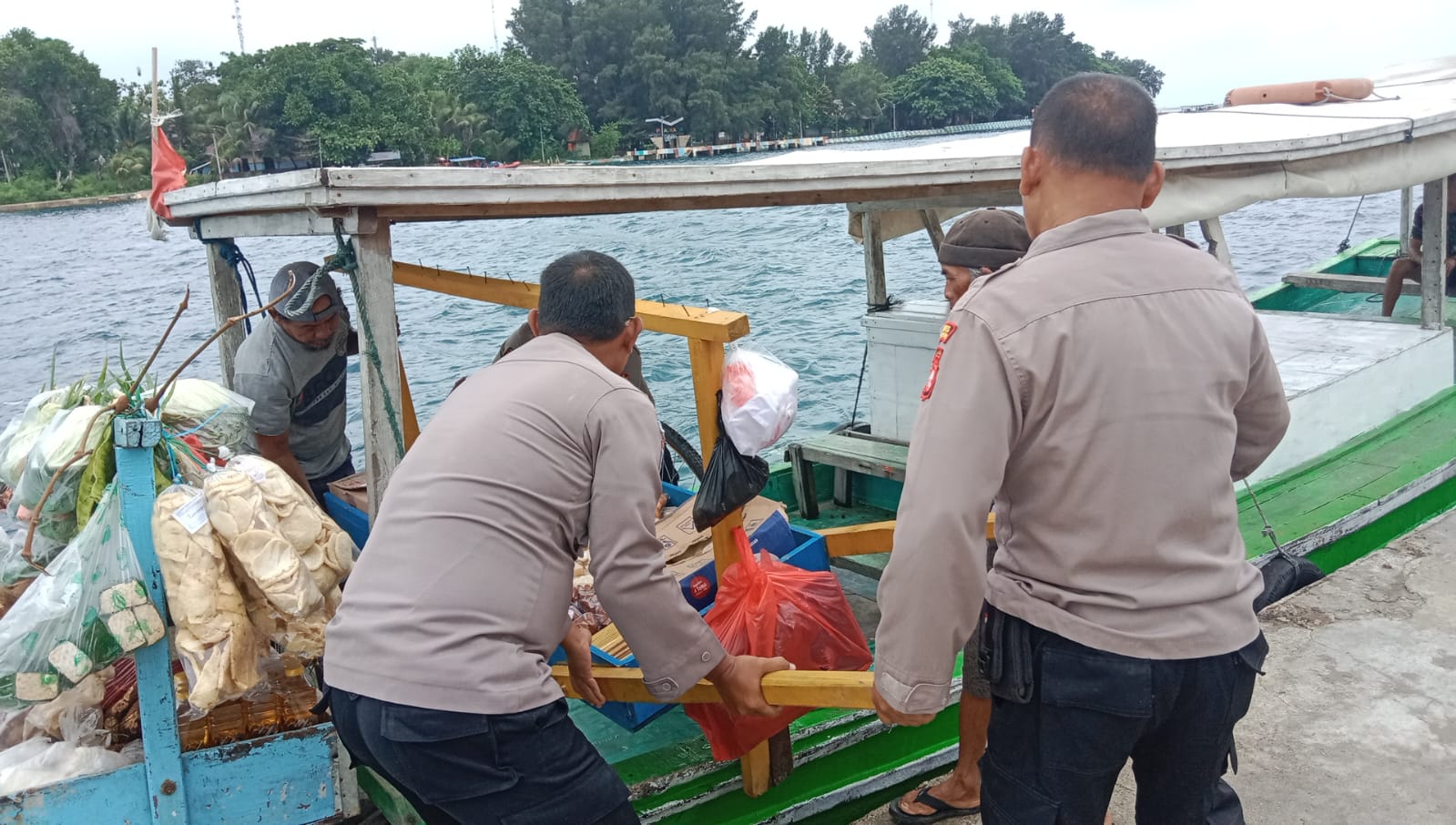 Kanit Bimas Polsek Kepulauan Seribu Utara dan Tunjukkan Kehumanisan, Bantu Pedagang Sayuran di Pulau Panggang