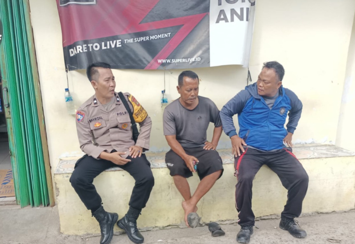 Bhabinkamtibmas Pulau Kelapa Aipda Sahrizal Sambangi Tokoh Masyarakat, Perkuat Silaturahmi dan Kamtibmas  