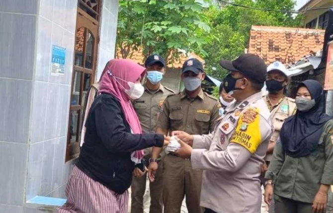 Saat Bagikan 1.300 Masker ke Warga, Polres Kepulauan Seribu Sampaikan Himbauan ProKes Sebagai Upaya Cegah Sebaran COVID-19