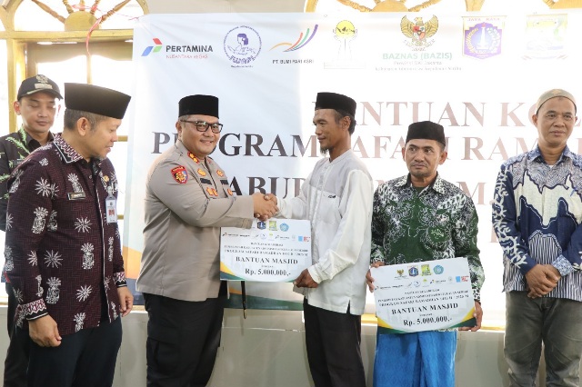 Kapolres Kepulauan Seribu Hadiri Safari Ramadhan 1446 H di Pulau Tidung, Serahkan Bantuan untuk Masyarakat