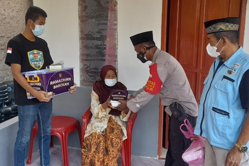 Ramadhan Barokah, Polsek Kep Seribu Selatan Bagikan Takjil Buka Puasa Ke Warga