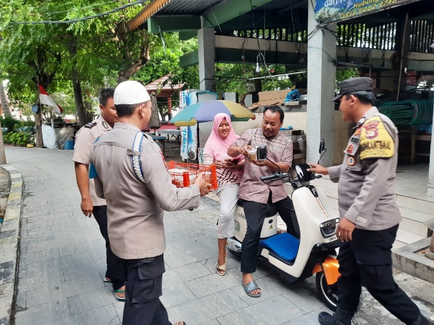 Polsek Kepulauan Seribu Selatan Berbagi Berkah Ramadhan dengan Pemberian Takjil kepada Warga Pulau Tidung