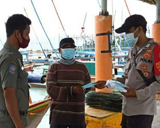 Terus Cegah COVID-19, Polres Kep Seribu Sampaikan Imbauan ProKes dan Bagikan 900 Masker ke Warga