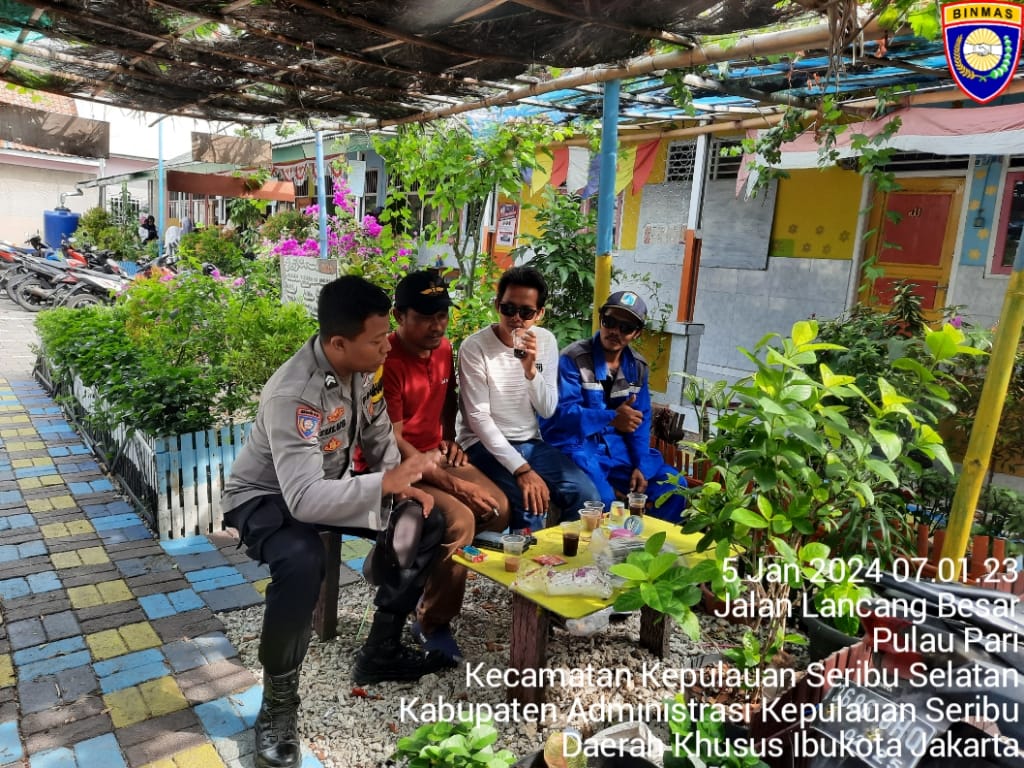 Bhabinkamtibmas Pulau Tidung Sambangi Tokoh Masyarakat untuk Jalin Silaturahmi dan Tingkatkan Kamtibmas 
