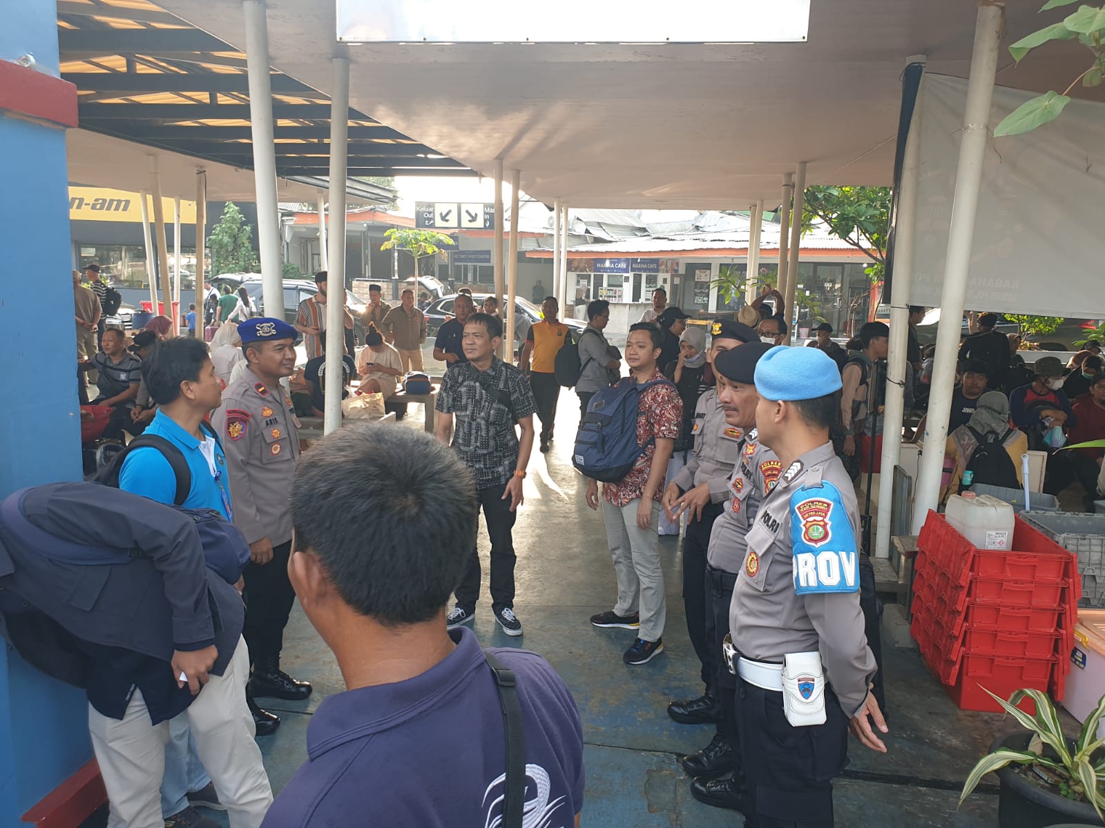 Pengamanan Ketat Anggota Polres Kepulauan Seribu di Dermaga 16 dan 17 Marina Ancol untuk Warga dan Wisatawan Menuju Kepulauan Seribu