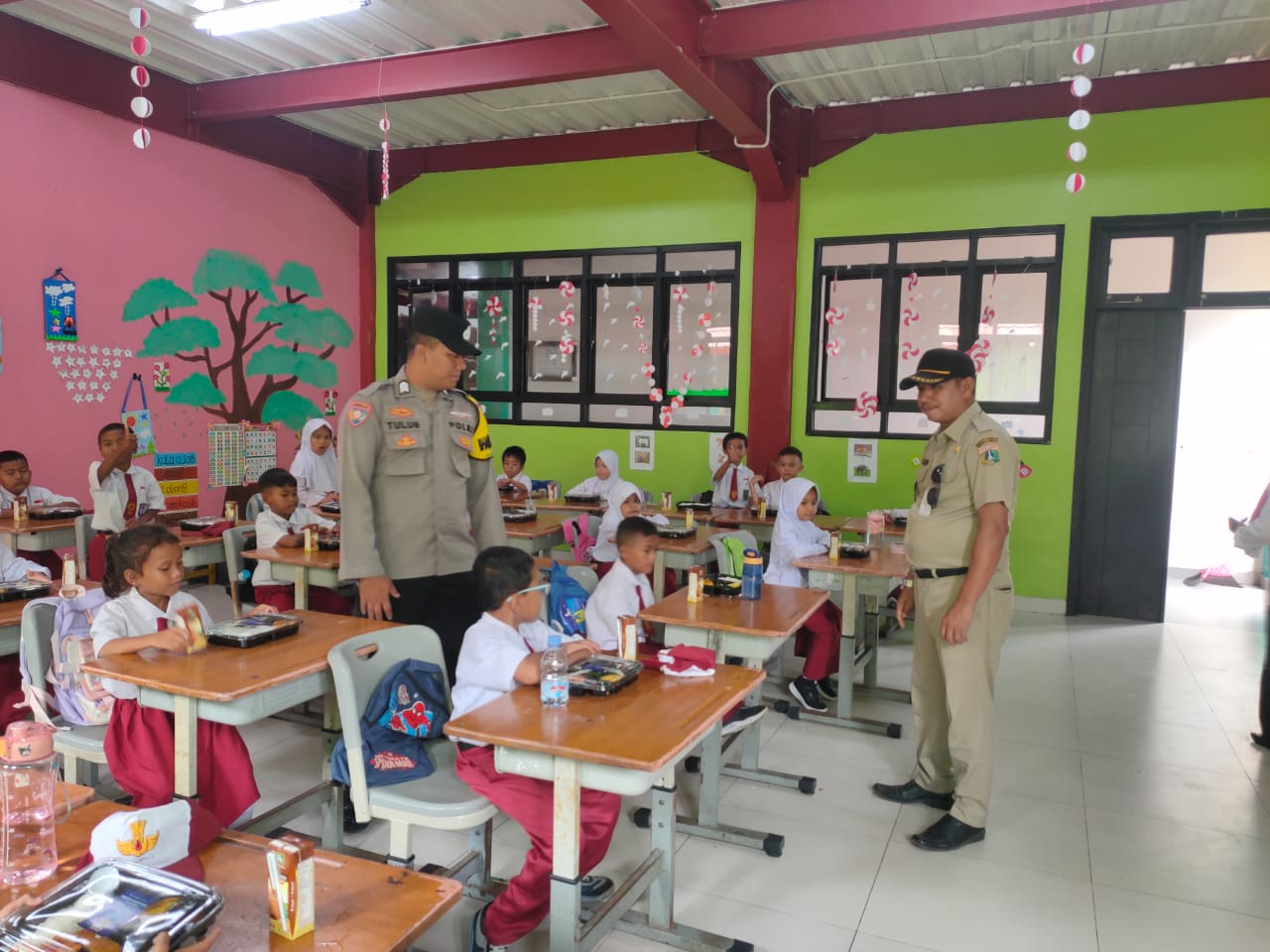 Polisi Baik! Bhabinkamtibmas Pulau Lancang Monitoring Makan Siang Bergizi Gratis di SDN 02