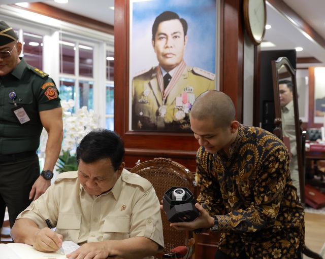 Kenali Lukisan Yos Sudarso, Cellos Dapat Hadiah Jam Tangan dari Prabowo