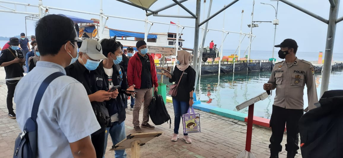 106 Penumpang Kapal Tiba di Pulau Pramuka, Polsek Kep Seribu Utara Wajibkan Taat ProKes dan Scan Barcode Peduli Lindungi