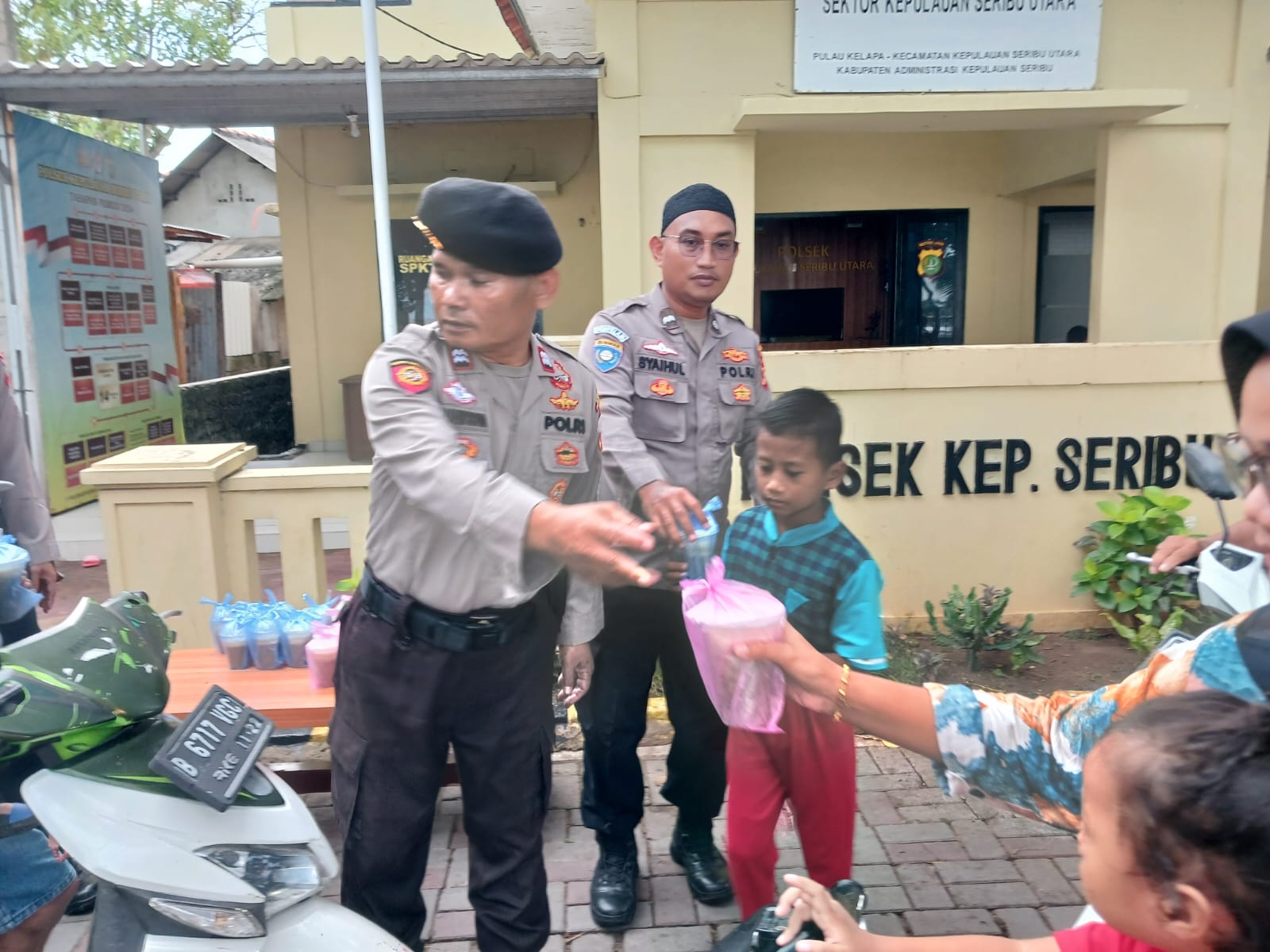 Polsek Kepulauan Seribu Utara Bagikan Takjil dan Sampaikan Harapan di Ramadhan Barokah 1445 Hijriah