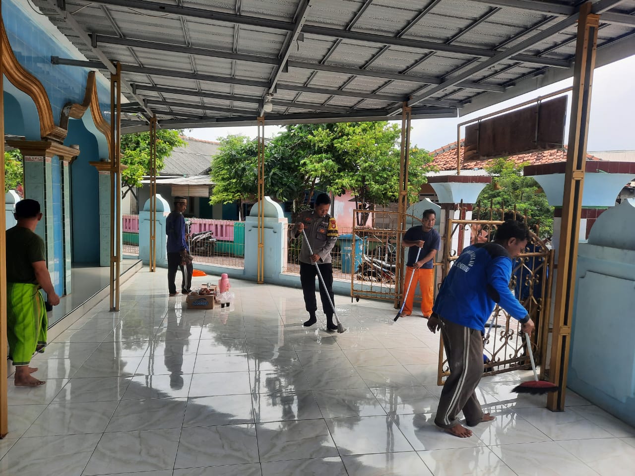 Polisi Baik: Bhabinkamtibmas Pulau Lancang Bersama Warga Gelar Kerja Bakti Bersihkan Masjid Assa’adah