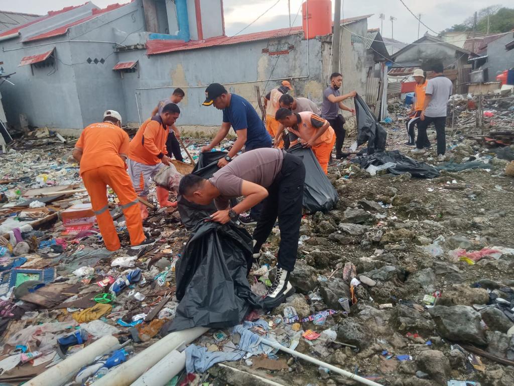 Polsek Kepulauan Seribu Utara Bersama Masyarakat dan Pemerintah Daerah Gelar Aksi Bersih Pantai untuk Pelestarian Lingkungan