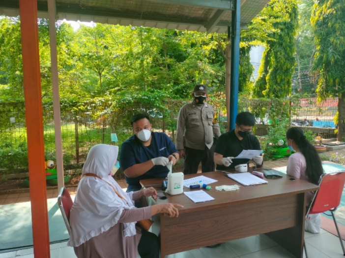 Pastikan Kelancaran Vaksinasi, Bhabinkamtimbas Pademangan Barat Lakukan Monitoring