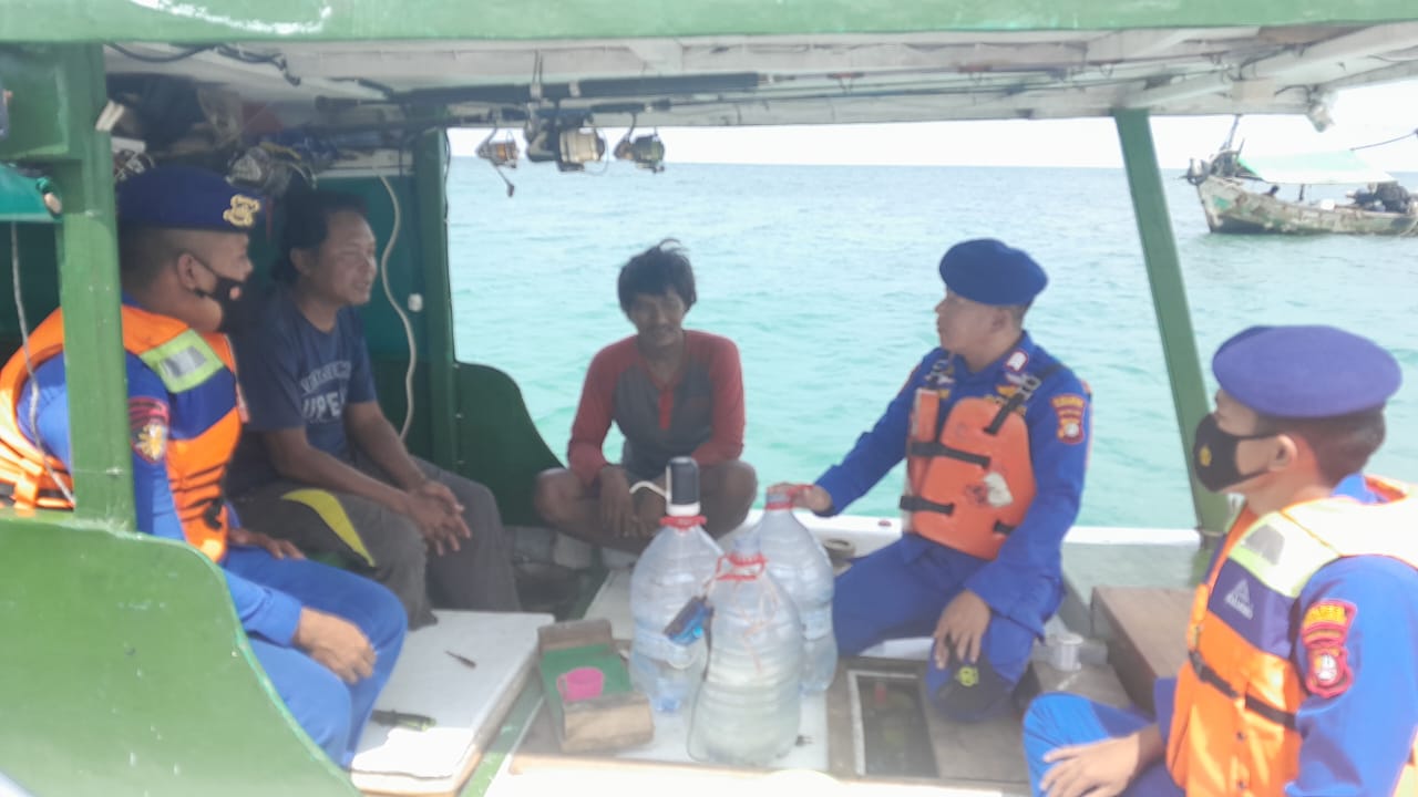Minimalisir Laka Laut, Sat Polair Polres Kepulauan Seribu Berikan Life Jacket Kepada Nelayan