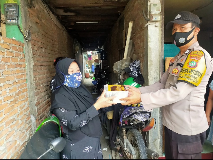 Bhabinkamtibmas Polsek Pademangan Bagikan 40 Nasi Kotak ke Warga yang Isoman dan Kurang Mampu