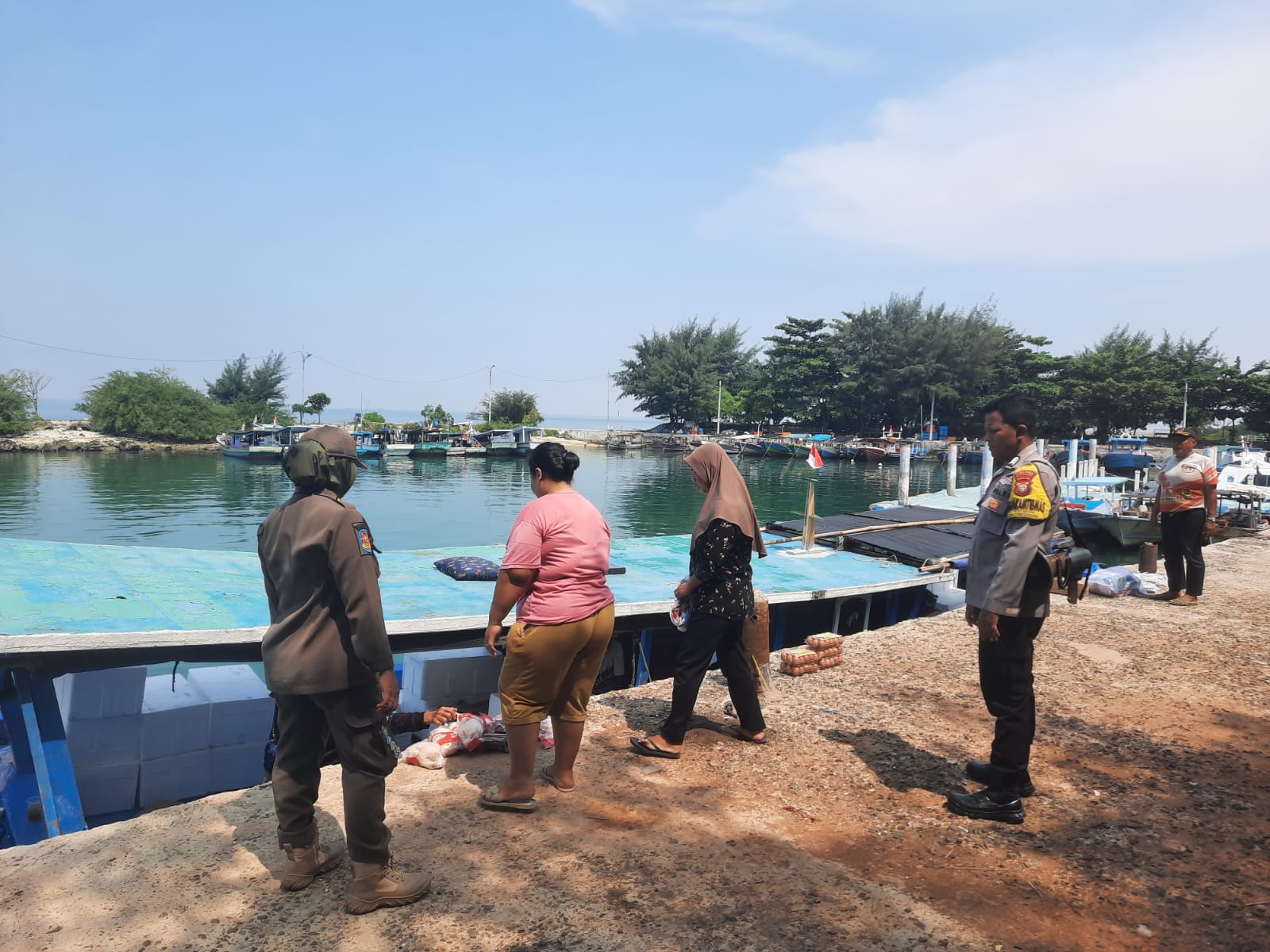 Bhabinkamtibmas Pulau Lancang Brigadir Tulus Hidayat Pantau Distribusi Pangan Bersubsidi di Kepulauan Seribu Selatan