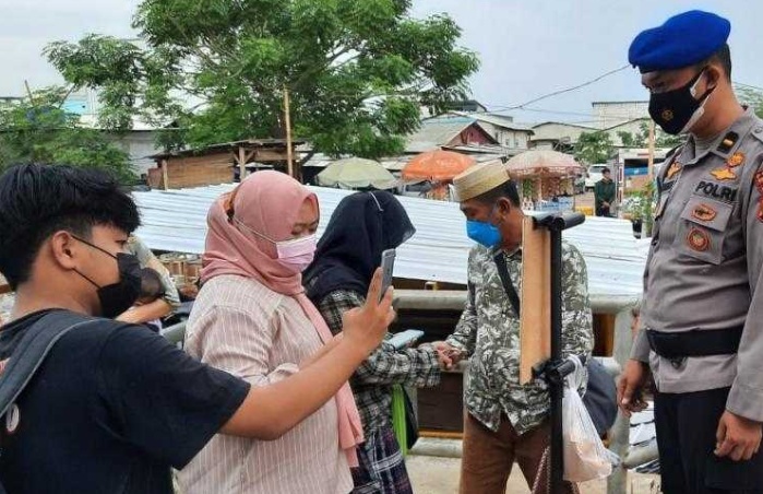 Ke Pulau, Polres Kep Seribu Wajibkan 139 Wisatawan Ke Pulau Scan Barcode Peduli Lindungi di Pelabuhan Kaliadem