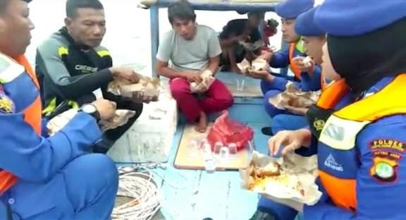 Polwan Sat Polair Gelar Santap Siang Bersama Nelayan di Atas Kapal