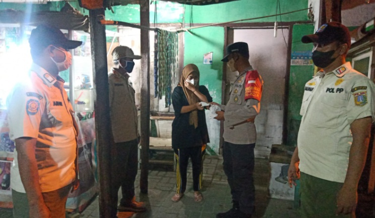 Saat Patroli Malam Hari, Polsek Kep Seribu Utara Sambangi Warga Berikan Himbauan Taat ProKes