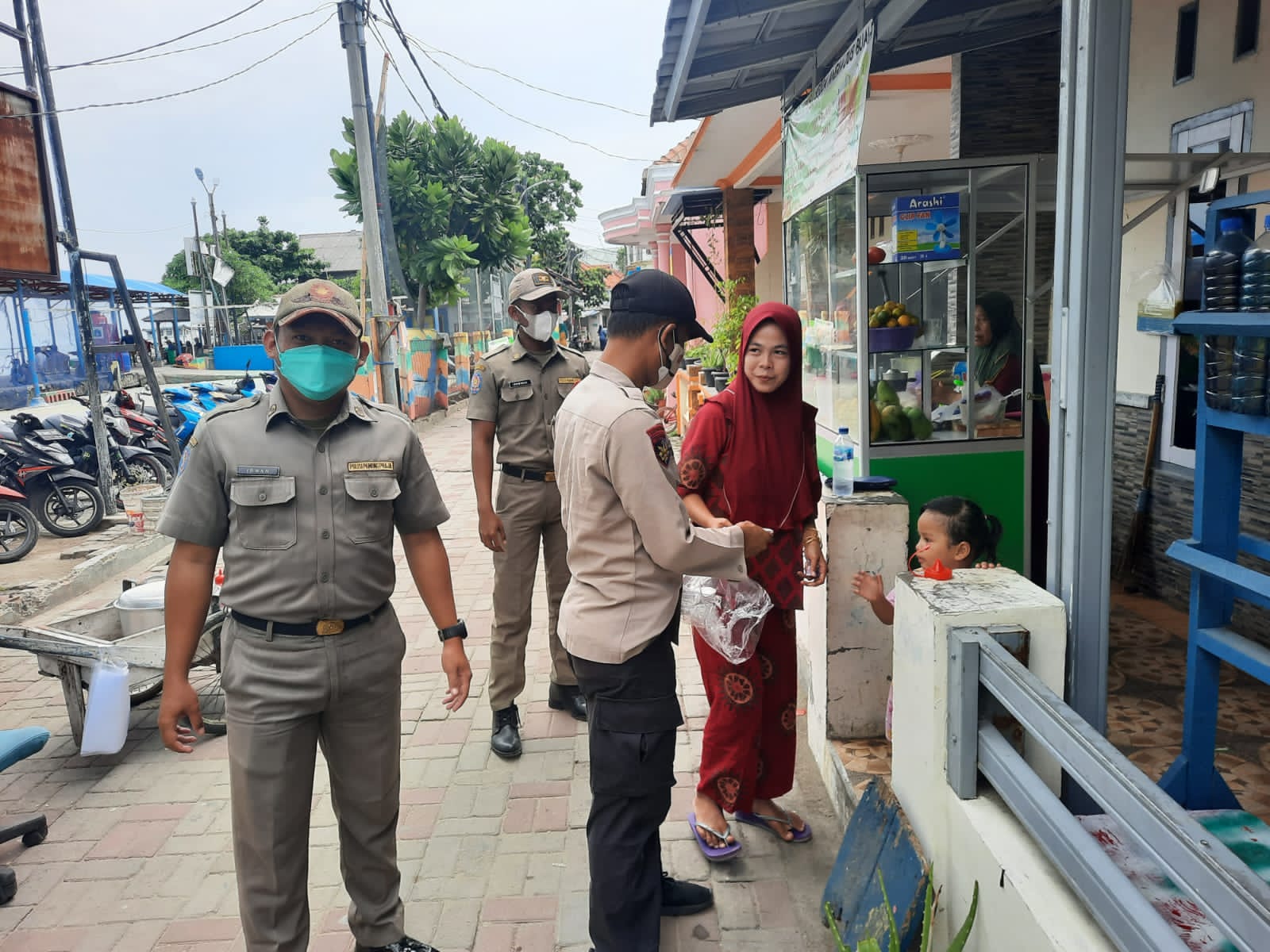 Saat Bagikan 1.500 Masker Ke Warga, Polres Kepulauan Seribu Sampaikan Himbauan ProKes Sebagai Upaya Cegah Sebaran COVID-19