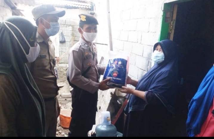 Peduli Warga Terdampak Covid-19, Polres Kep Seribu Bagikan Bansos Beras kepada 91 KK