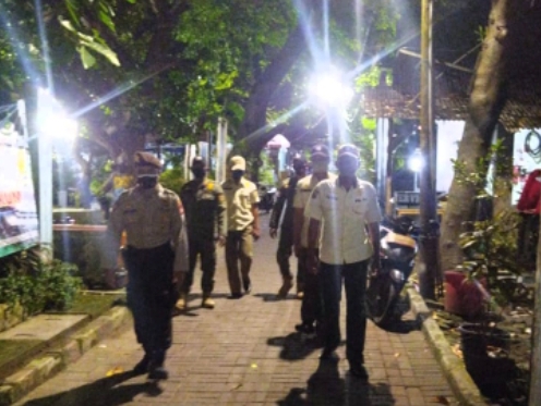 Terus Cegah Sebaran COVID19, Polsek Kep Seribu Selatan Saat Patroli Malam Bagikan Masker dan Imbau Warga Taat ProKes