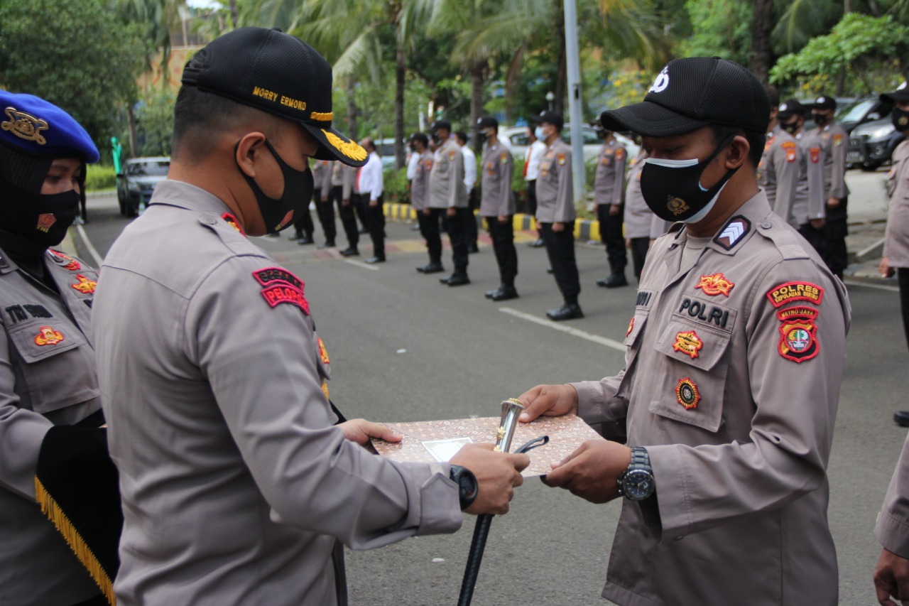 Kapolres Kep Seribu Pimpin Pemberian Penghargaan Kepada Dua Personel Berprestasi