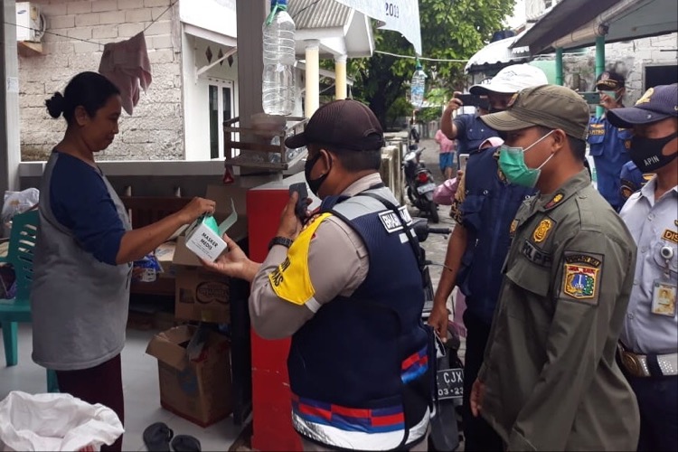 Polres Kep Seribu Bersama Tiga Pilar Bagikan Masker Gratis.