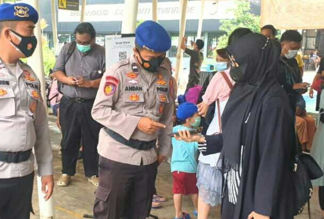 302 Penumpang Kapal Ke Pulau Diwajibkan Taat ProKes dan Scan PeduliLindungi di Dermaga Marina Ancol