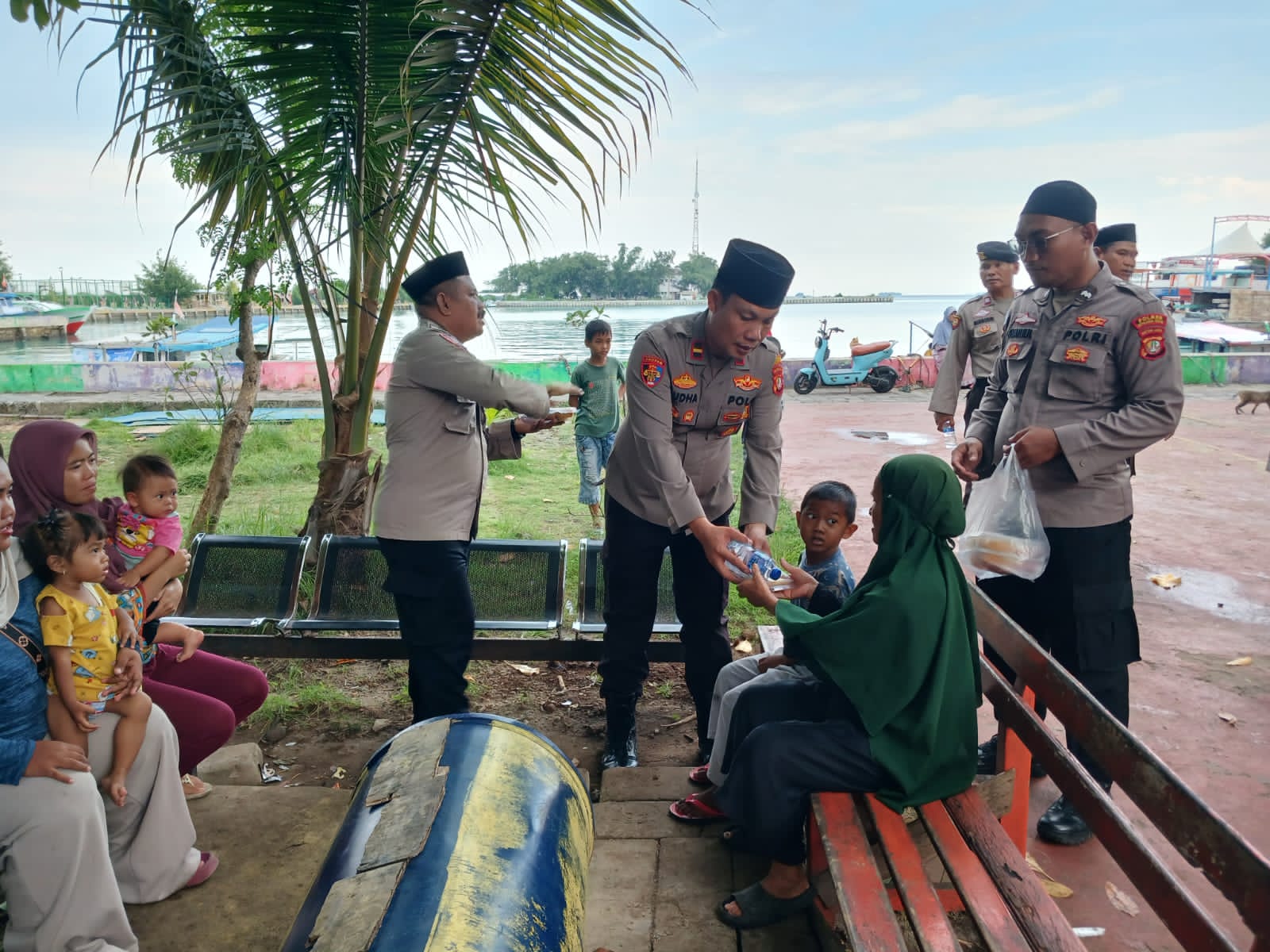 Polsek Kepulauan Seribu Utara Bagi-bagi Takjil, Wujud Ramadhan Baroqah