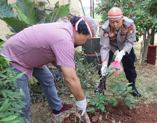 Polres Kepulauan Seribu Gelar Penanaman Pohon dengan Tema "Polri Lestarikan Negeri Penghijauan Sejak Dini"
