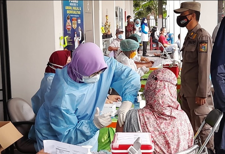 Gelar Suntik Vaksin Massal, Polres Kep Seribu Vaksin 212 Warga Pulau Pari